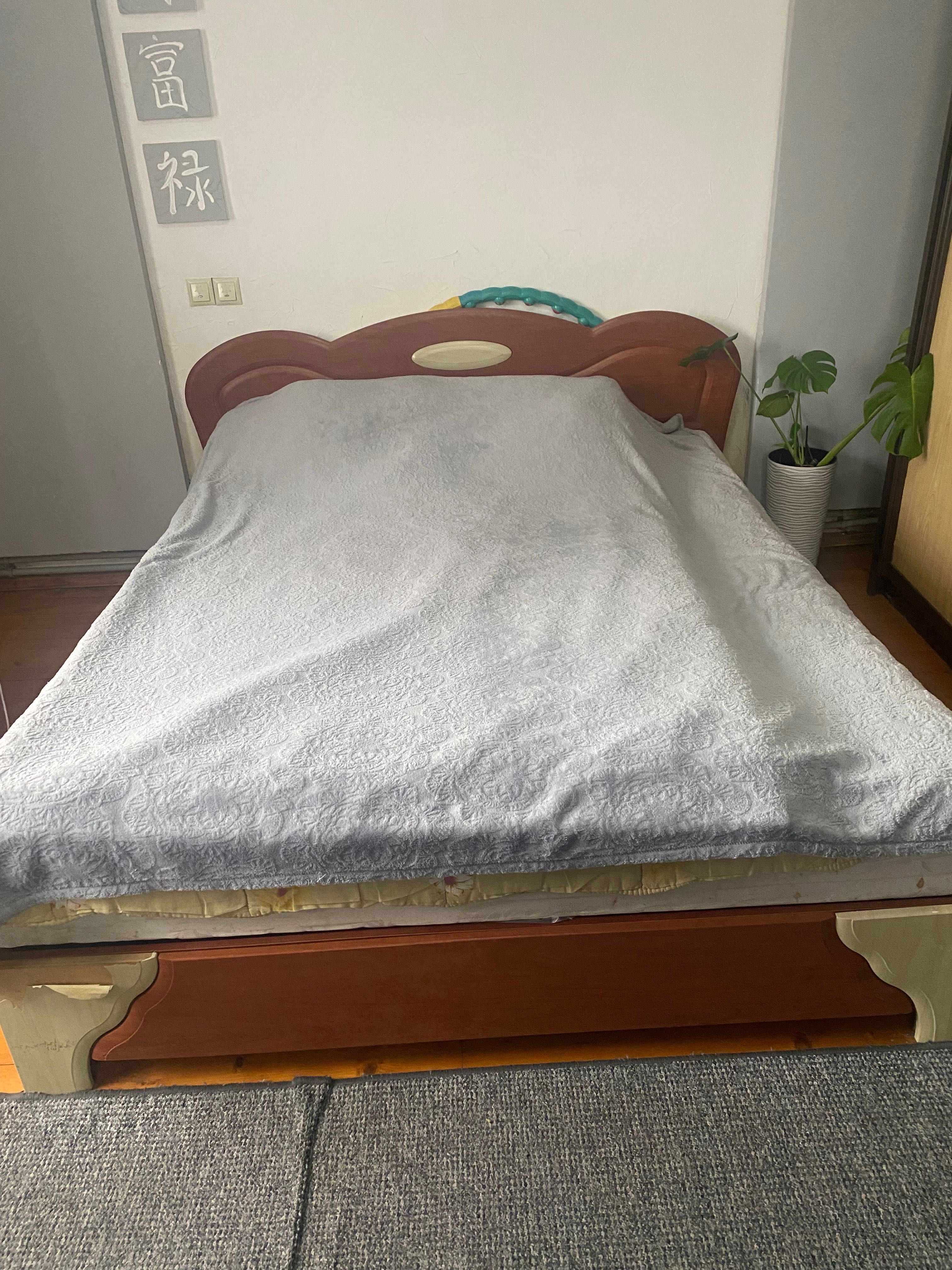 Двоспальне ліжко з тумбочками