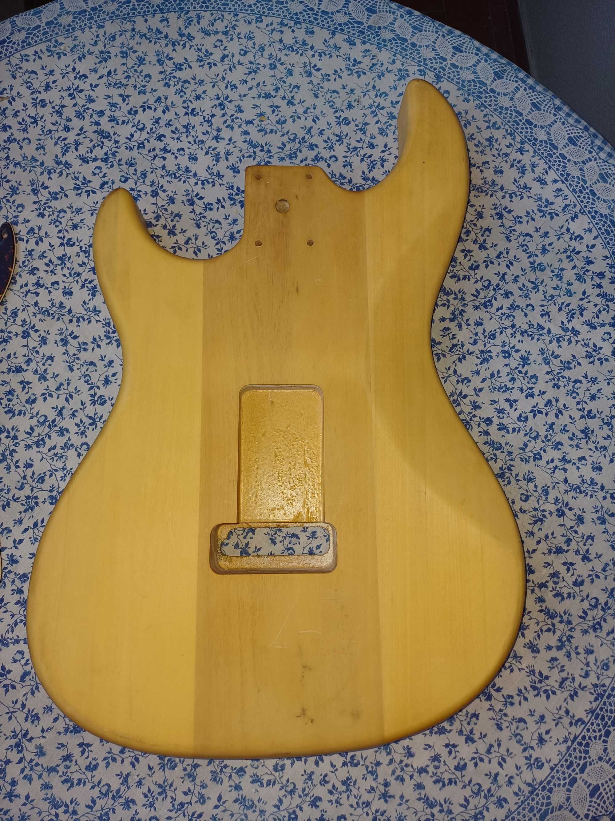 Corpo de guitarra Strat flame maple top