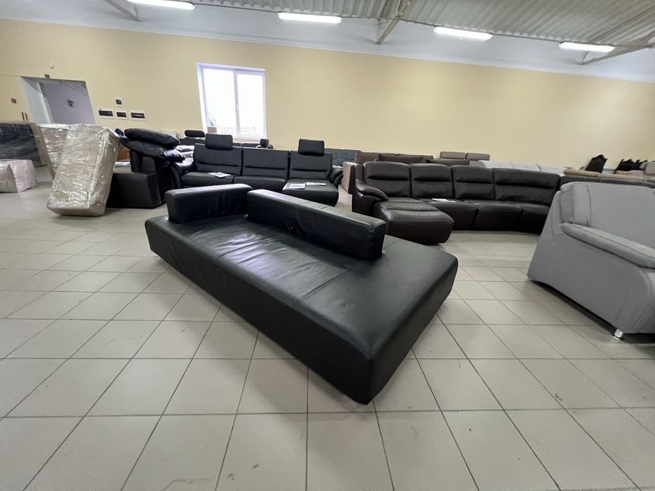 Диван чорний шкіряний з подушками модерн
