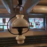Piękna lampa wisząca w kształcie lampy naftowej
