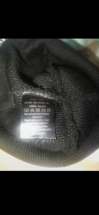 czapka damska zdobiona pompon