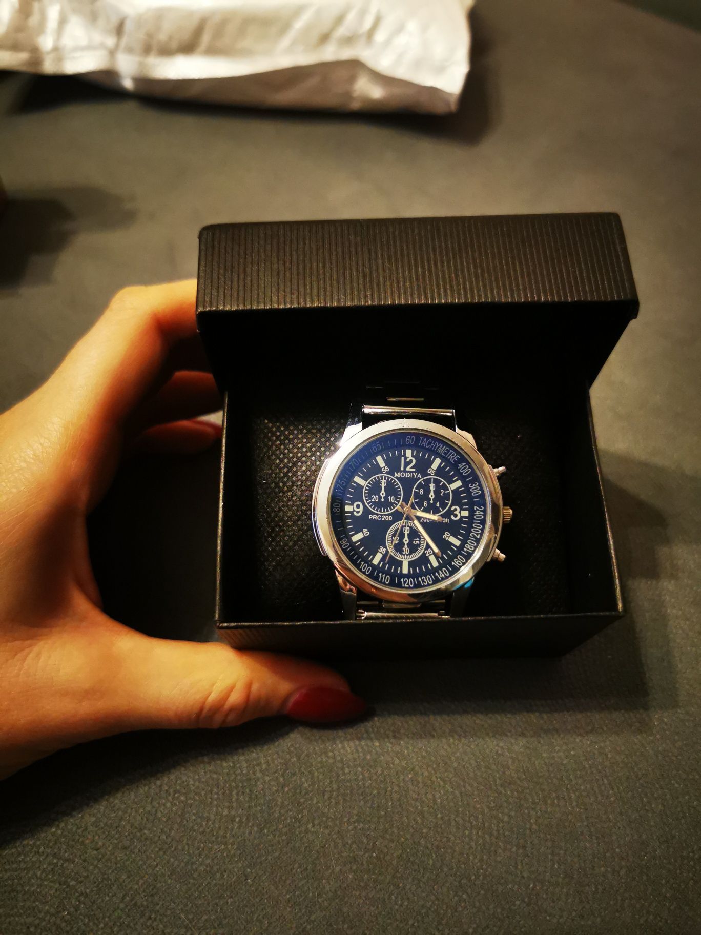 Nowy zegarek Modiya, srebrny