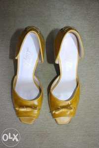 Sapatos amarelos com laço da Lilly Bliss tamanho 37