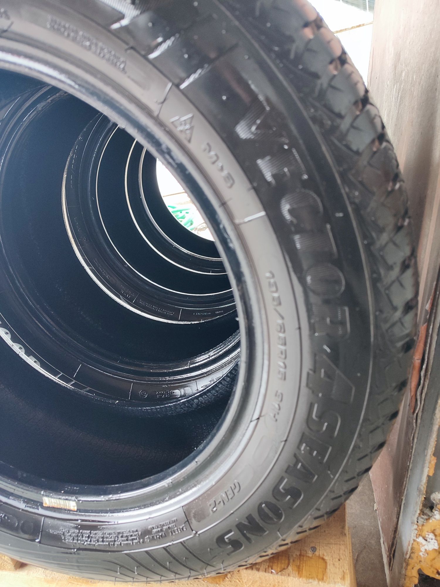 Продам резину Goodyear Vector 4seasons 195 65 r15
