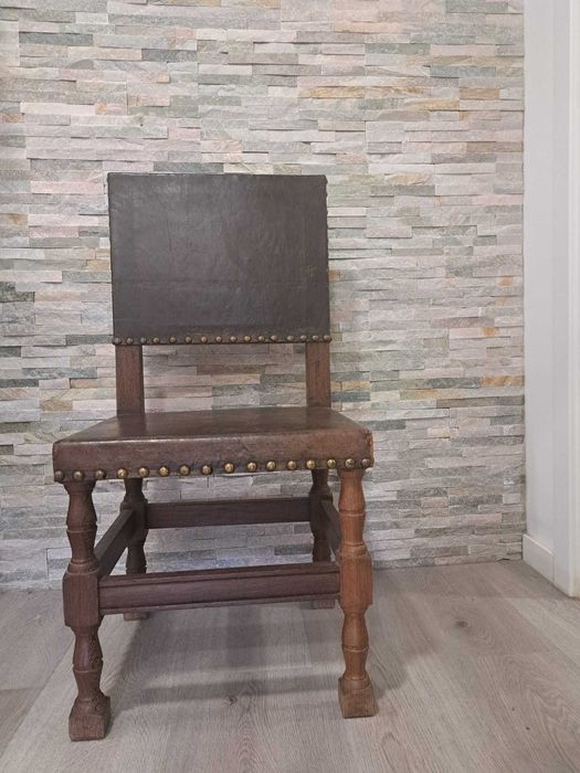 Cadeiras antigas em madeira Wengue e couro com tachas
