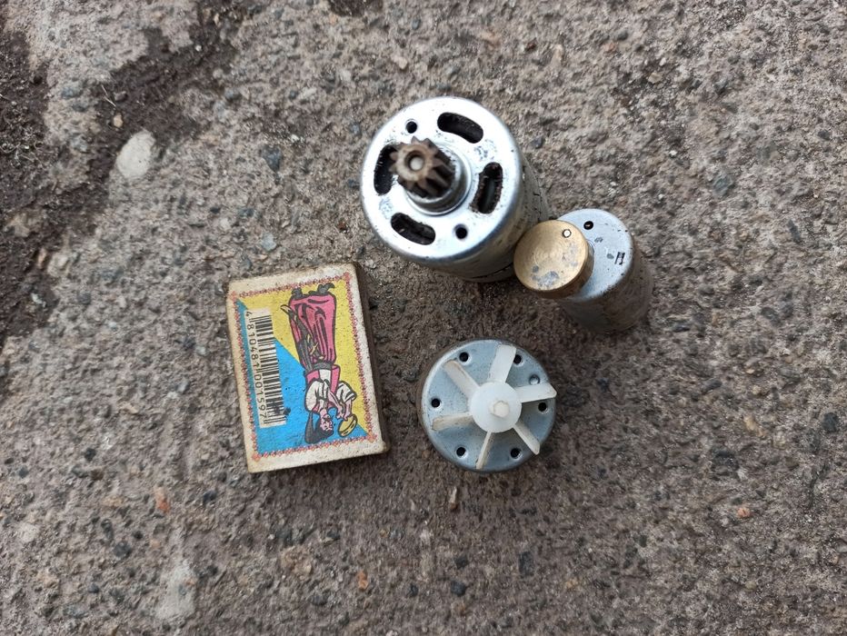 Маленькі електромотори 3шт 9-12в