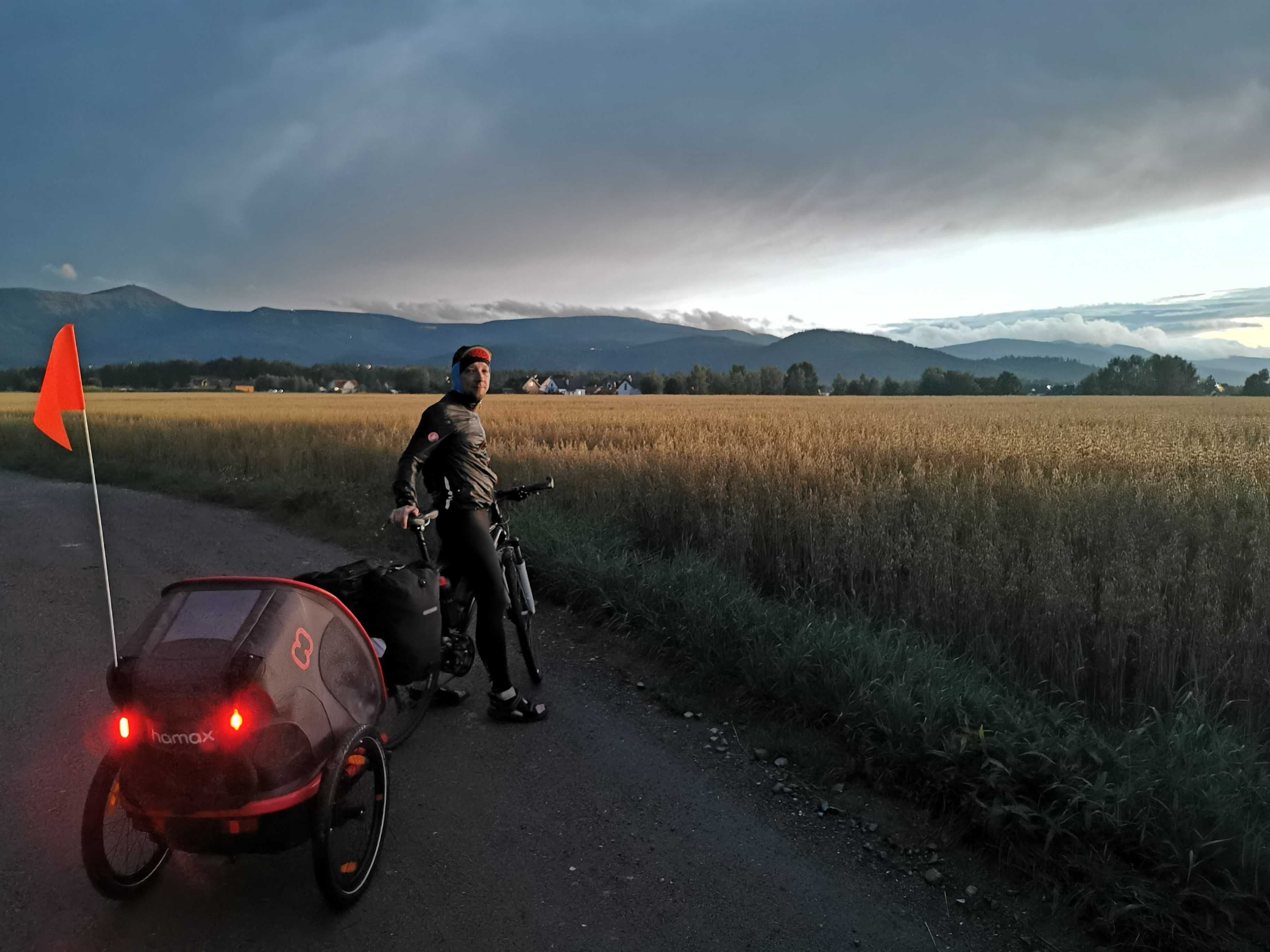 Przyczepka rowerowa HAMAX OUTBACK ONE z przechowywaniem