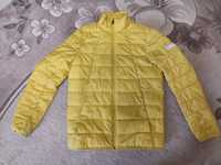 Яркая желтая куртка