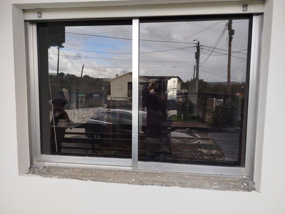 Janela em alumínio com aro 153,5cm por 108 cm