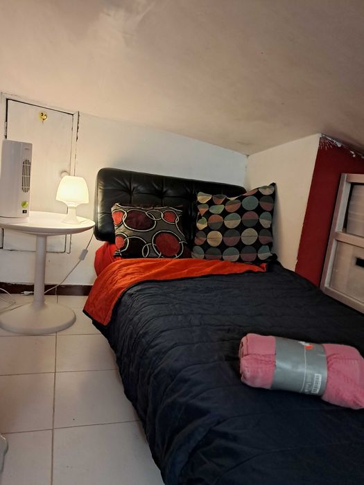 Quarto SOLTEIRO num T2 CENTRO Lisboa. Metro Chiado Ler texto.