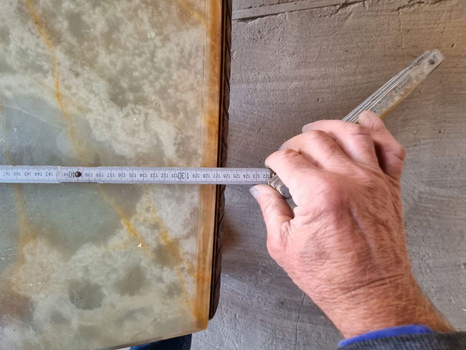 Ława ozdobna z kamienna płyta