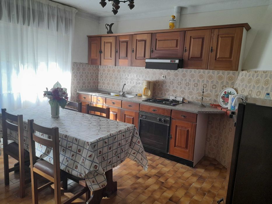 Moradia individual T6 na Covilhã com garagem para 3 carros e quintal