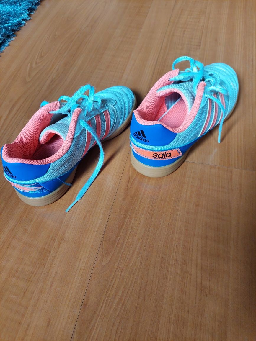 Sapatilha futsal adidas sala