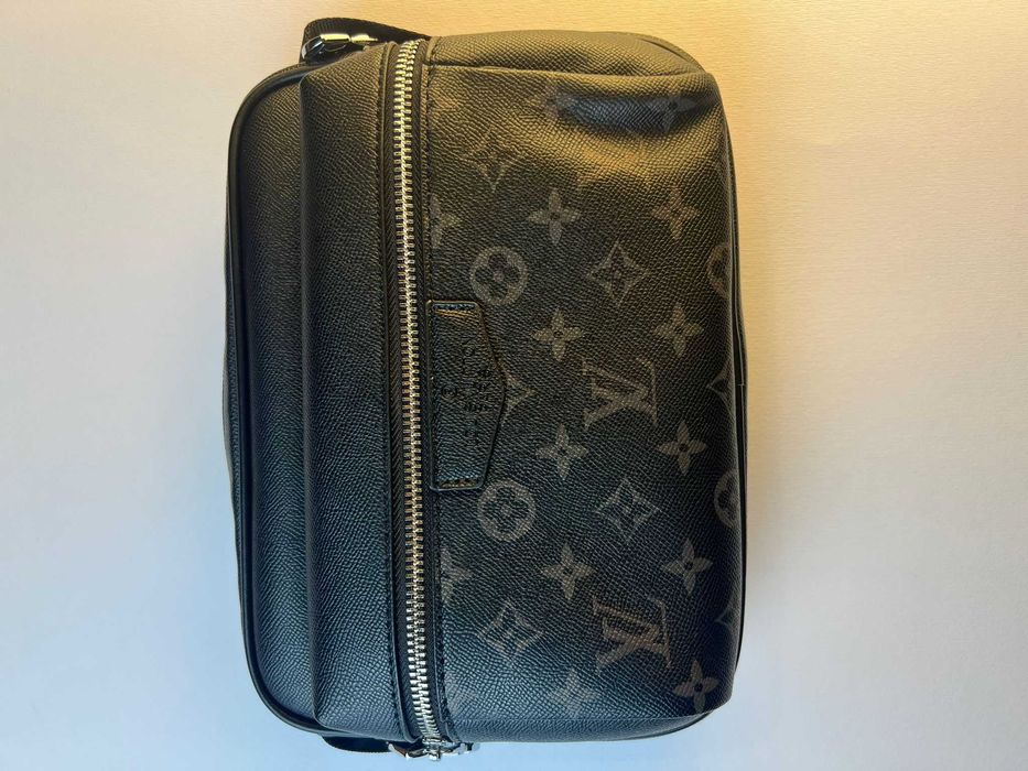 Bolsa Tiracolo Preta com alguns detalhes