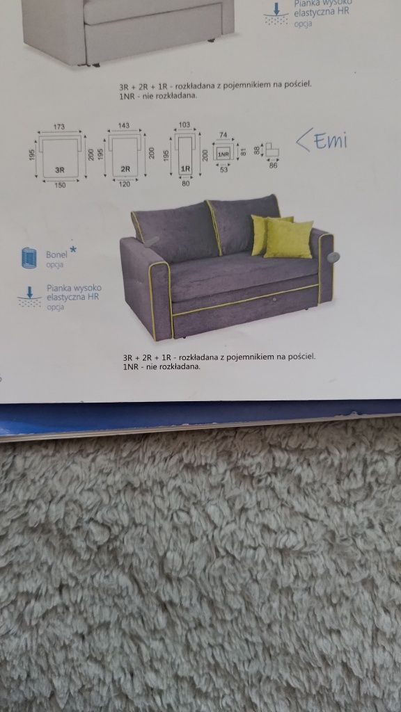 Sofa rozkładana z poduszkami