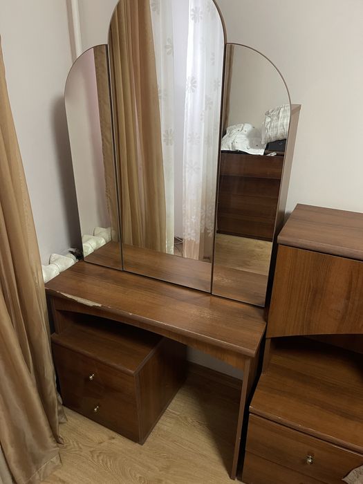 Спальний гарнітур (ліжко, приліжкові тумби, туалетний столик