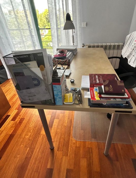 Secretária IKEA com pés reguláveis