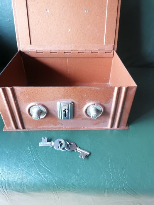 Cofre completo com 2 chaves e código  para desocupar