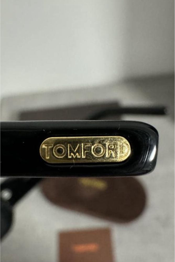 Сонцезахисні окуляри у стилі Tom Ford