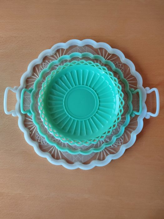 Bandejas/tabuleiros e pratos antigos.