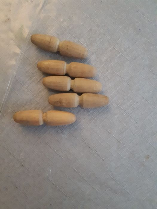 Kołki drew. i plast. do odzieży. 13 szt.