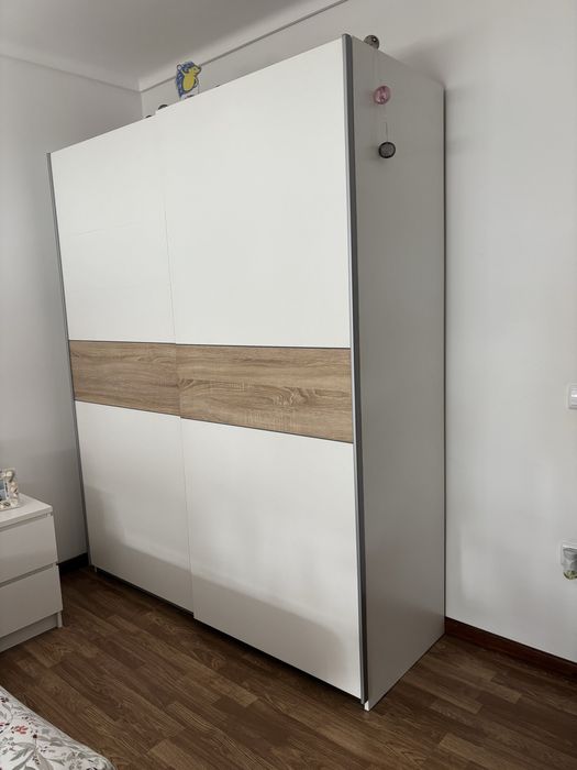 Roupeiro de quarto em bom estado