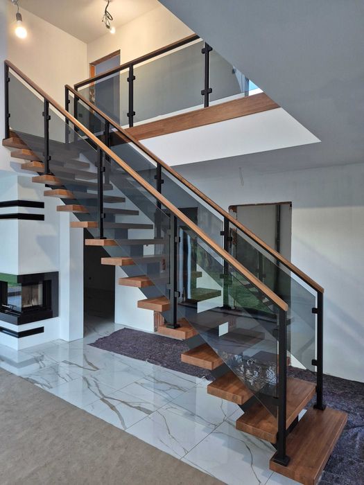 Schody samonośne na konstrukcji metalowej