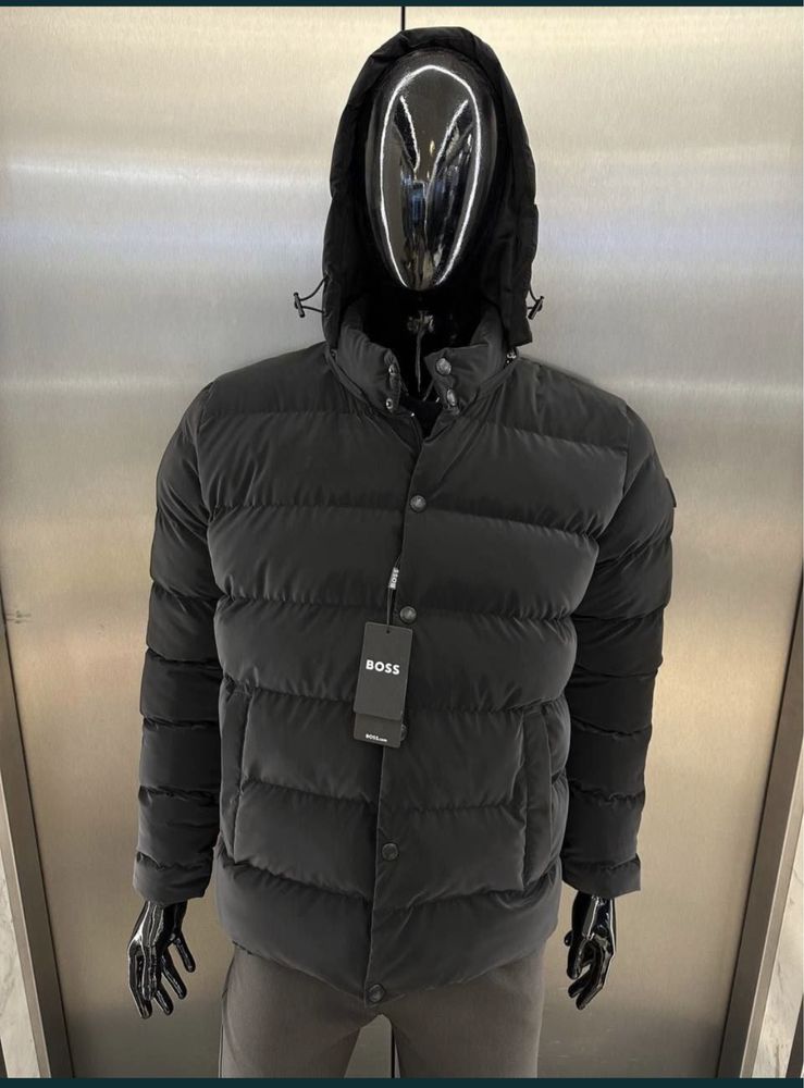 Чоловіча зимова чорна куртка BOSS розмір L