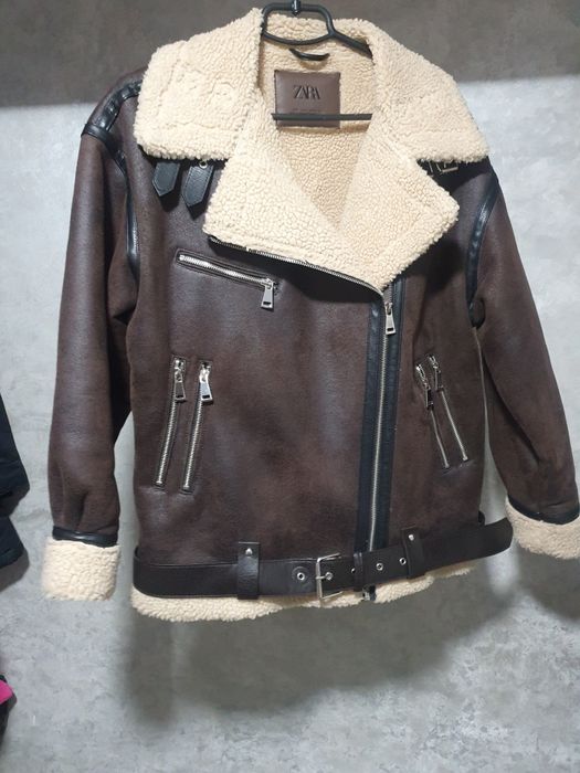 Дублянка Zara,коричневого кольору.
