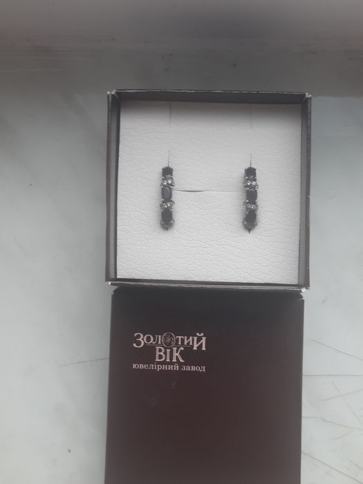 Продам серебрянные серьги с сапфиром