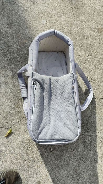 Alcofa de bebé cinzenta