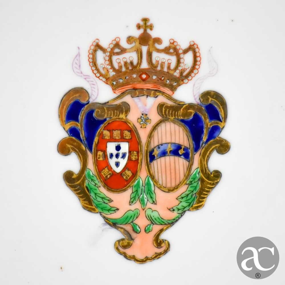 Prato em porcelana da China com brasão de Armas de Portugal