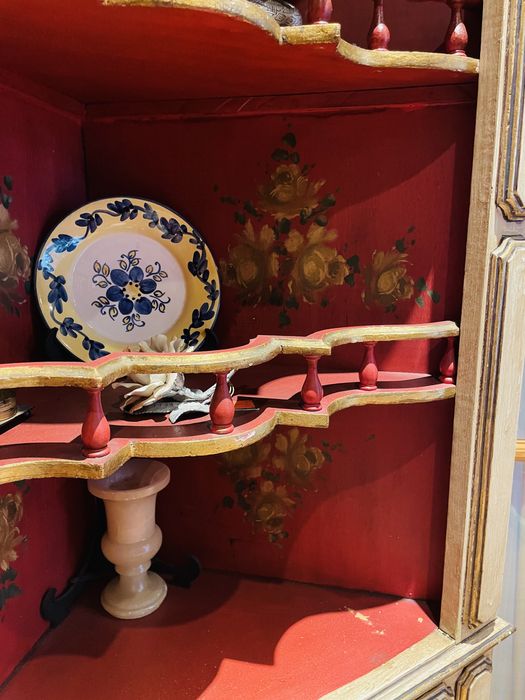 Armário/Estante Rústico Pintado à Mão – Peça Única Vintage