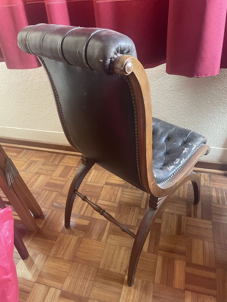 Cadeira antiga em pele