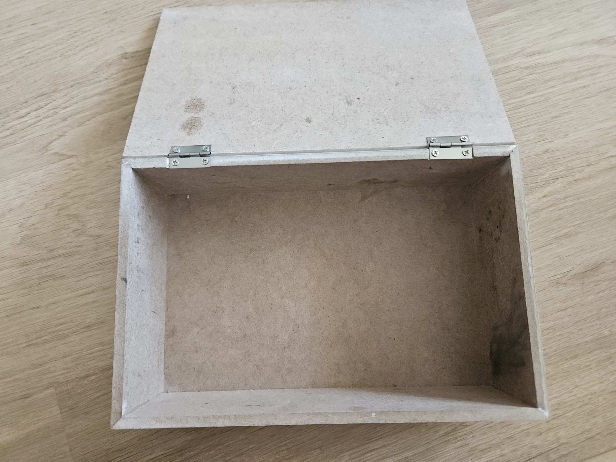 Szkatułka pudelko pojemnik drewniany zamykany