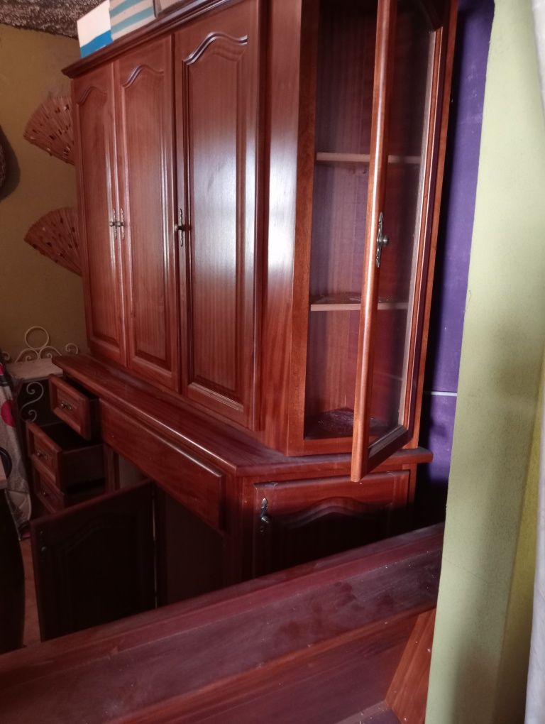 Móvel de cozinha com mesa impecável