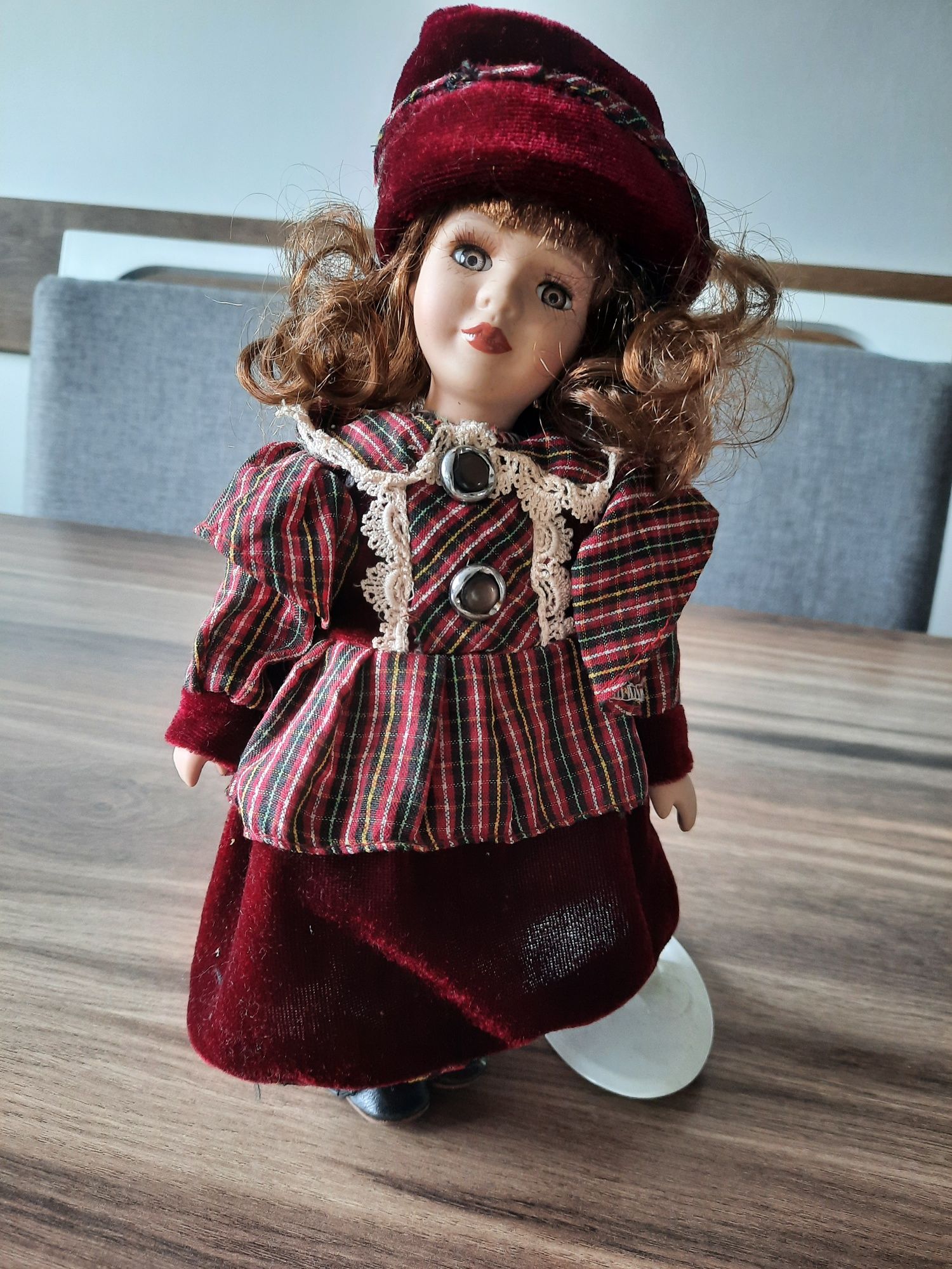 Lalka z porcelany, retro, na stojaku