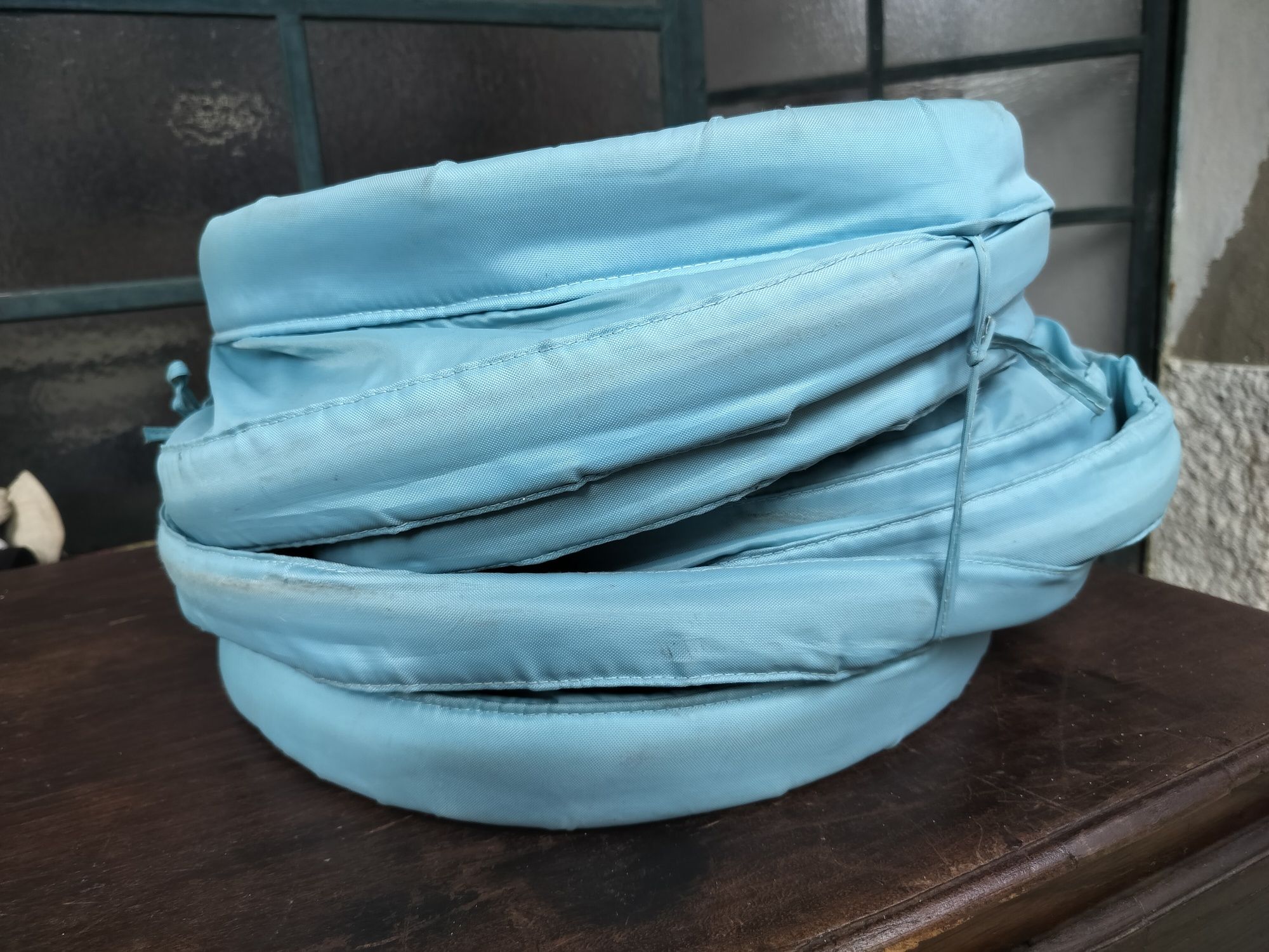 Brinquedos variados: bowling, caneleiras, túnel, raquetes e colete