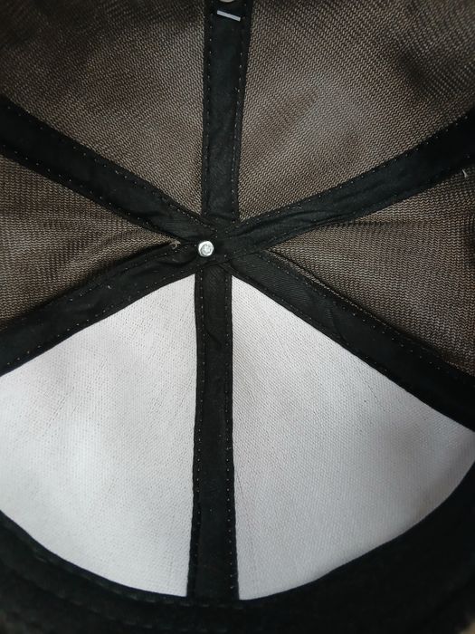 Czarna czapka z daszkiem baranek celine z wełną w składze