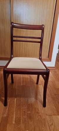Cadeiras novas, de madeira câmbala com forro veludo