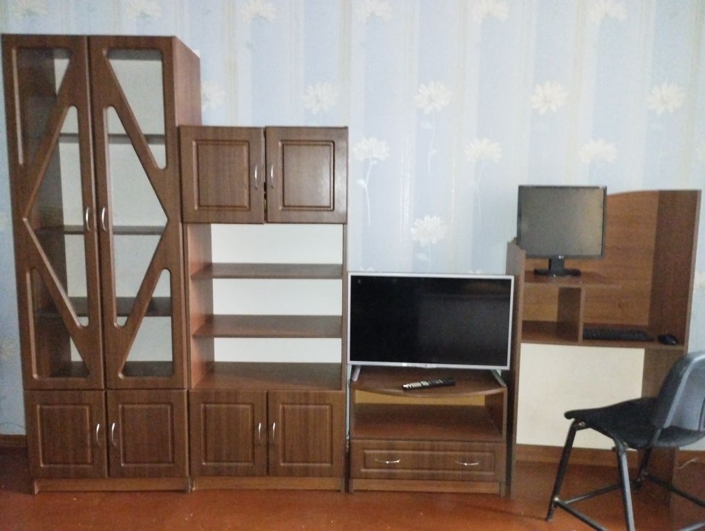 Продам сучасну б/у стінку в вітальню модульна (4 модуля) 2м*3м*42см