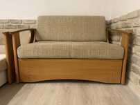 Sofa rozkłana z pojemnikiem na pościel