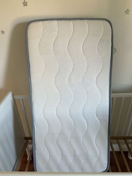 Cama de bebé Bambino + colchão e 3 lençóis (bom estado)