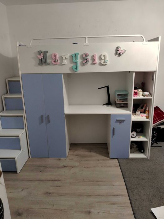 Łóżko piętrowe z biurkiem i szafą