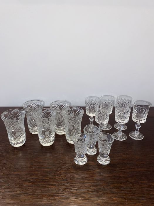 Kieliszki naczynia szklanki kryształowe