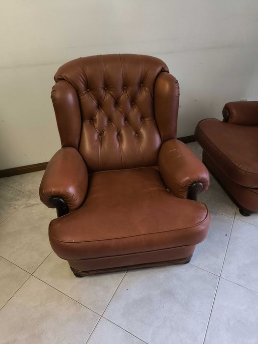 Conjunto de sofás em pele