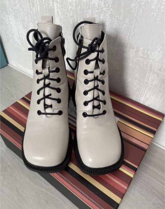 Кожаные ботинки ботиночки на каблуке ботильоны бежевые ботинки