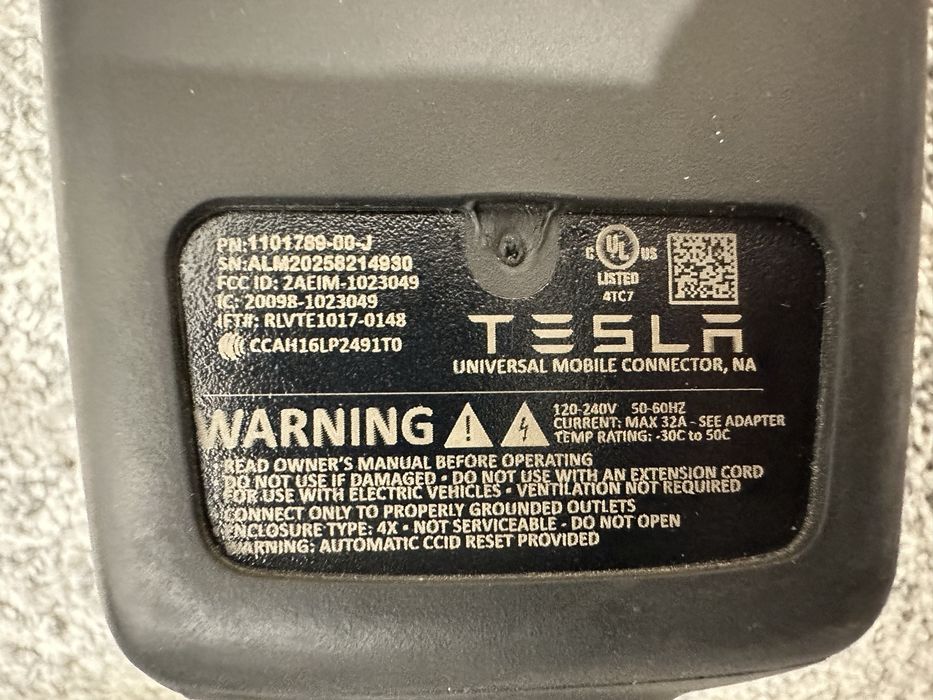 Зарядний пристрій Tesla