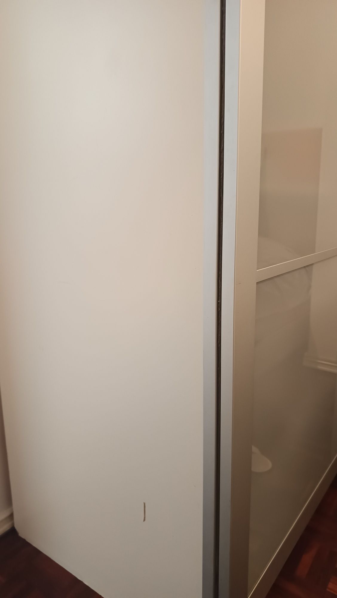 Guarda roupa 2m altura 1.50 comprimento e 60 cm de profundidade