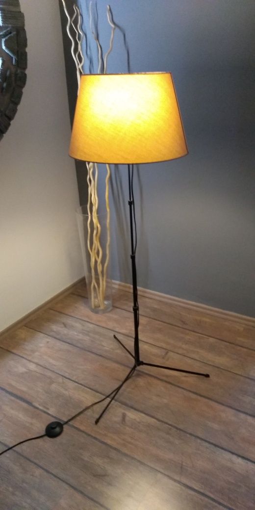 Lampa stojąca na teleskopie